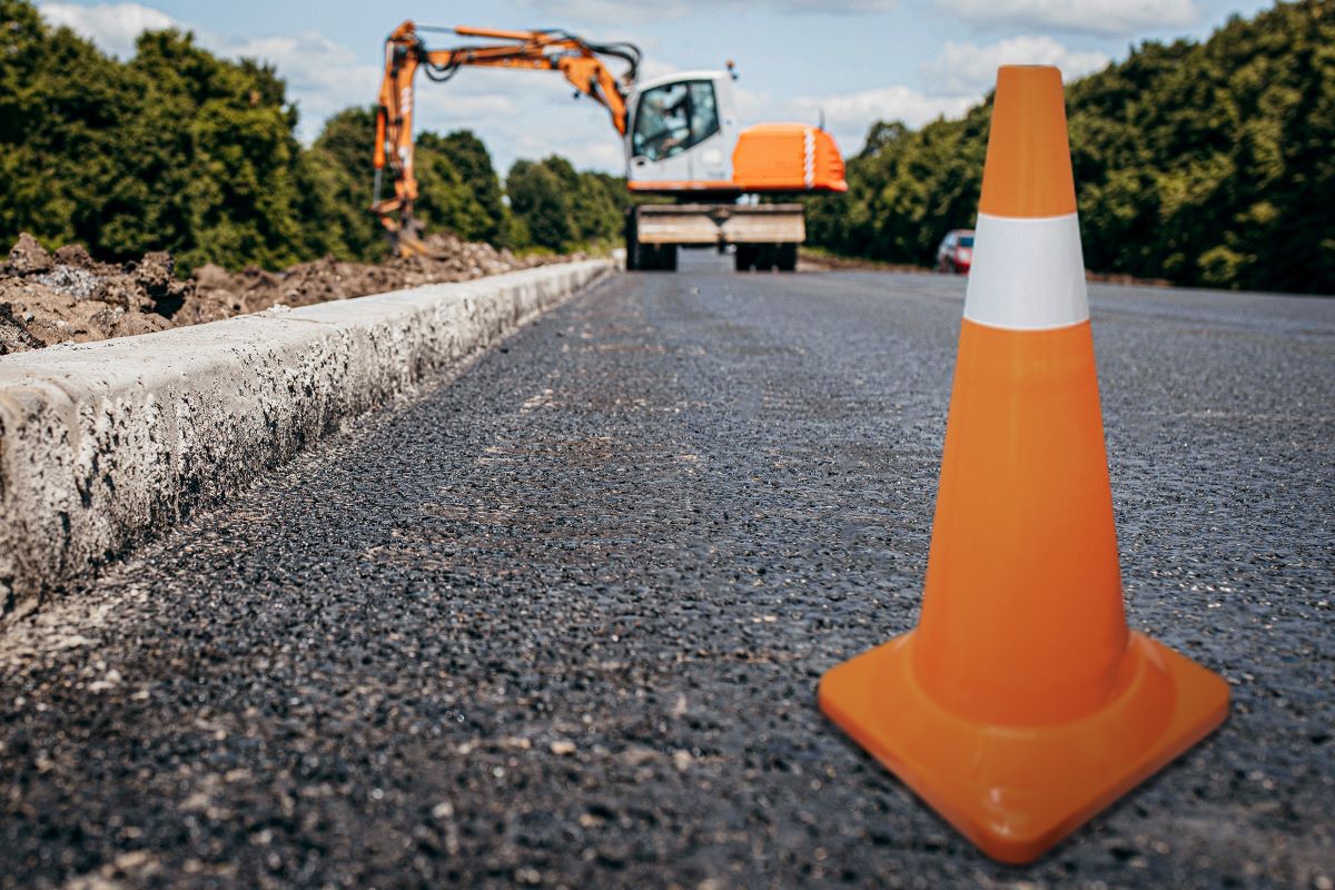 Conos viales, elementos importantes para la seguridad en zonas de construcción