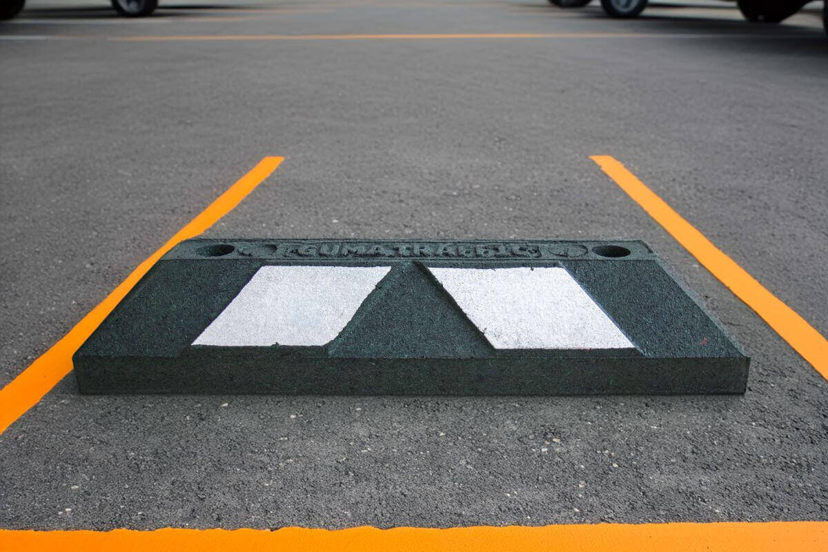 ¿Cuánto duran los topes para estacionamiento de caucho?