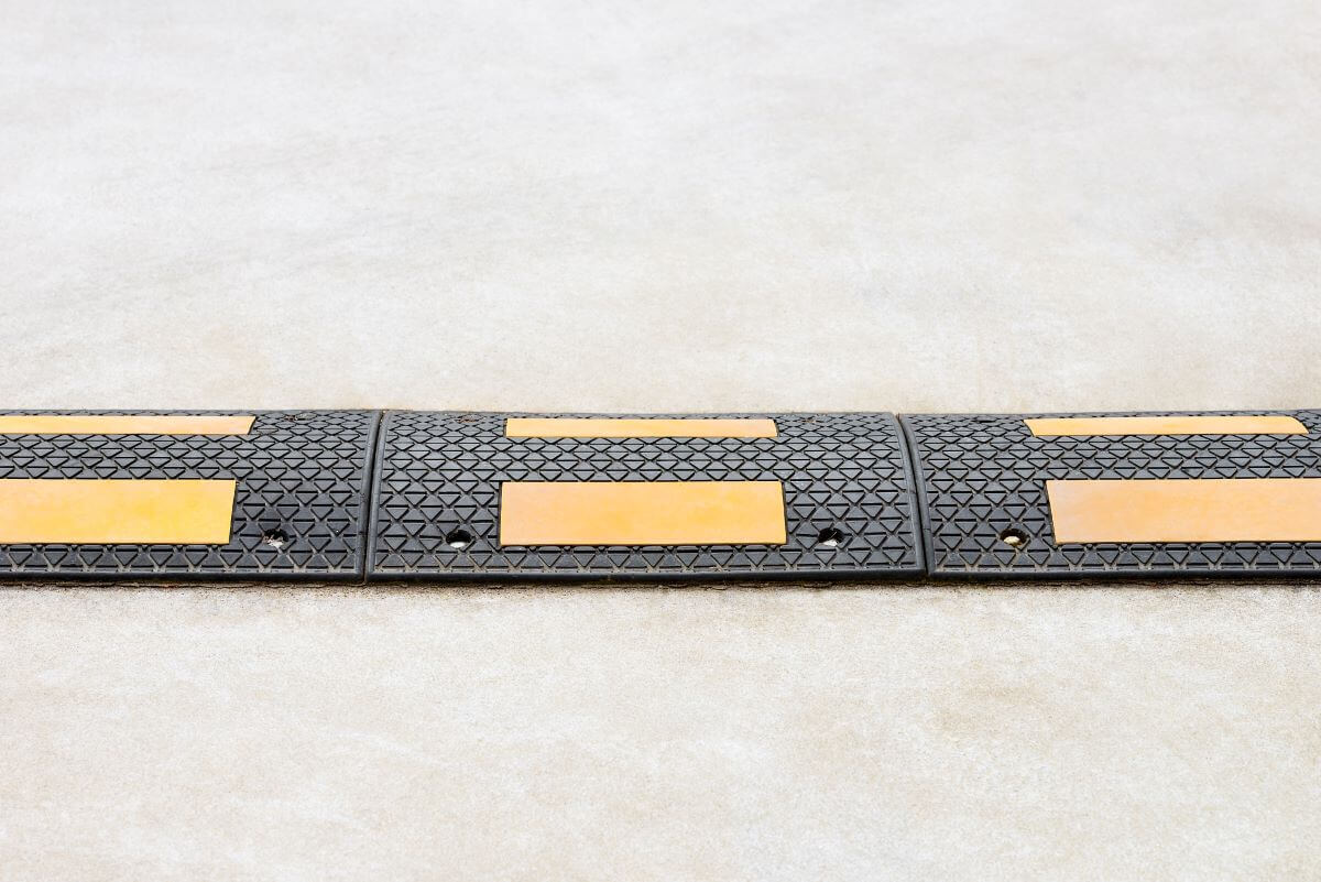 Altura y distancia de reductores de velocidad en accesos