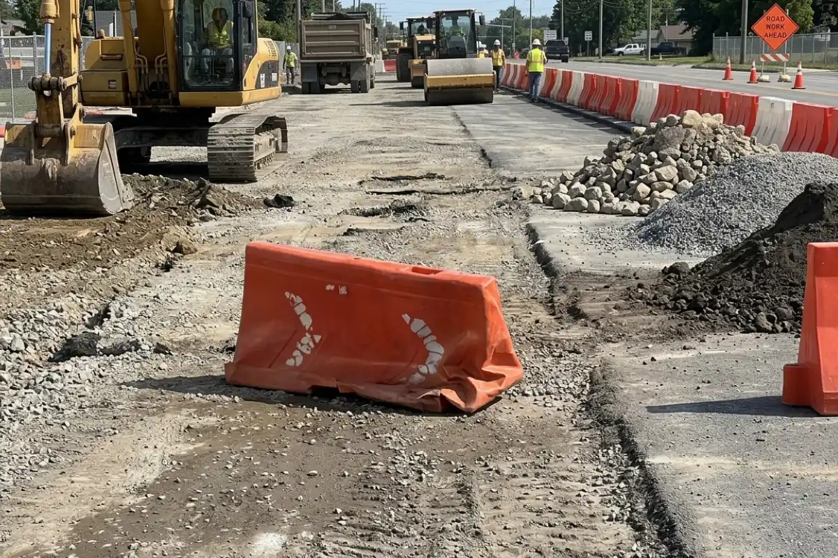 Barreras viales dañadas en obra: ¿Reparar o reponer?